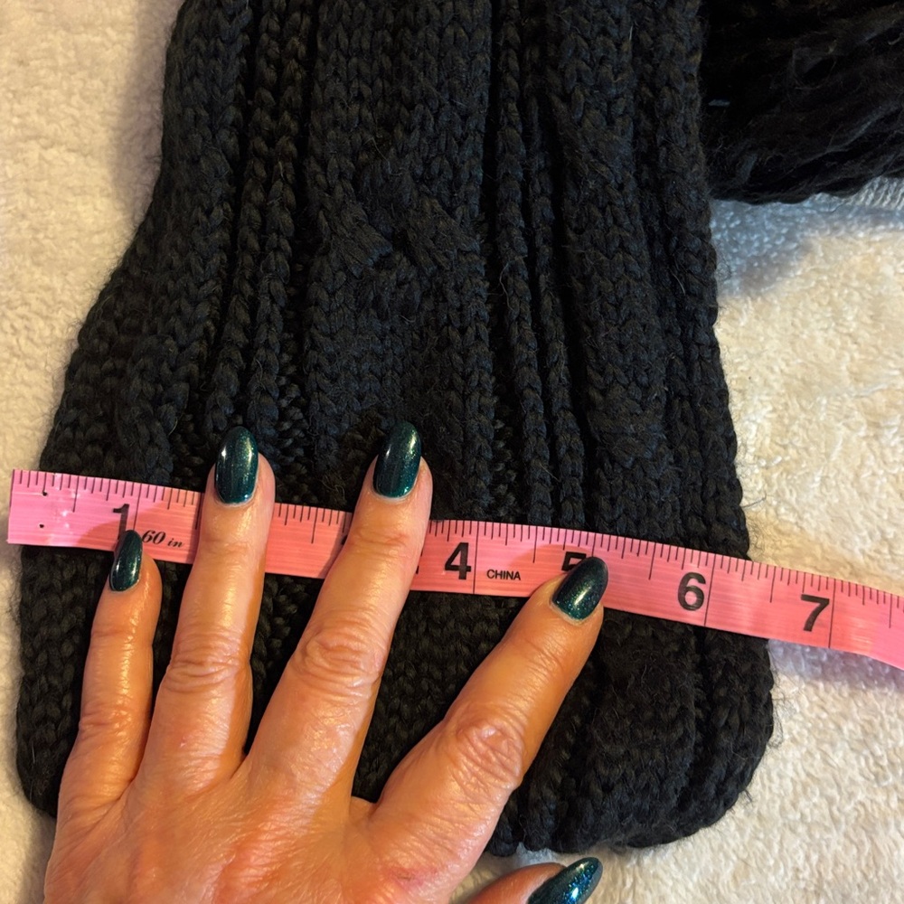 GAP Black Knit Scarf with Tassels - Picture 9 of 9